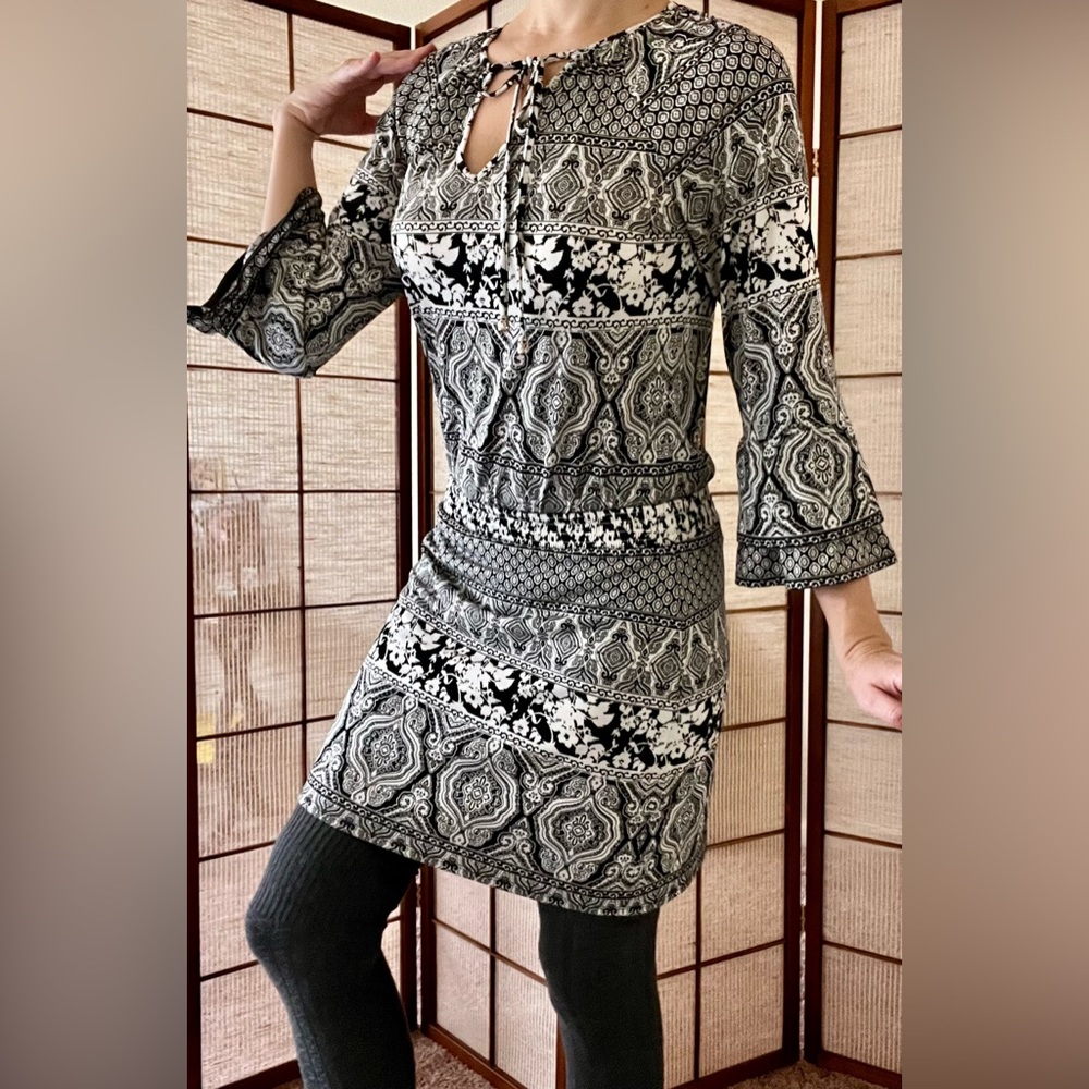 White House Black Market white and black 3/4 sleeve paisley boho dress - Picture 2 of 9